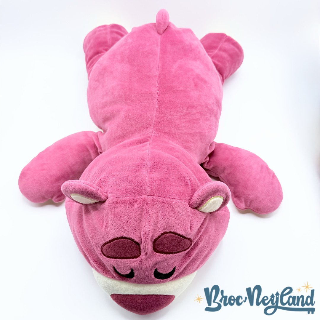 Peluche-Lotso-Cuddleez-Disney-Parks-2019-Disneyland-Toy-Story-ours-rose-dort-couché (5)