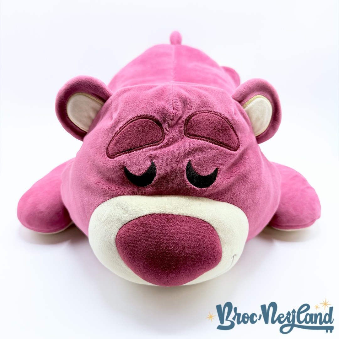 Peluche-Lotso-Cuddleez-Disney-Parks-2019-Disneyland-Toy-Story-ours-rose-dort-couché (2)