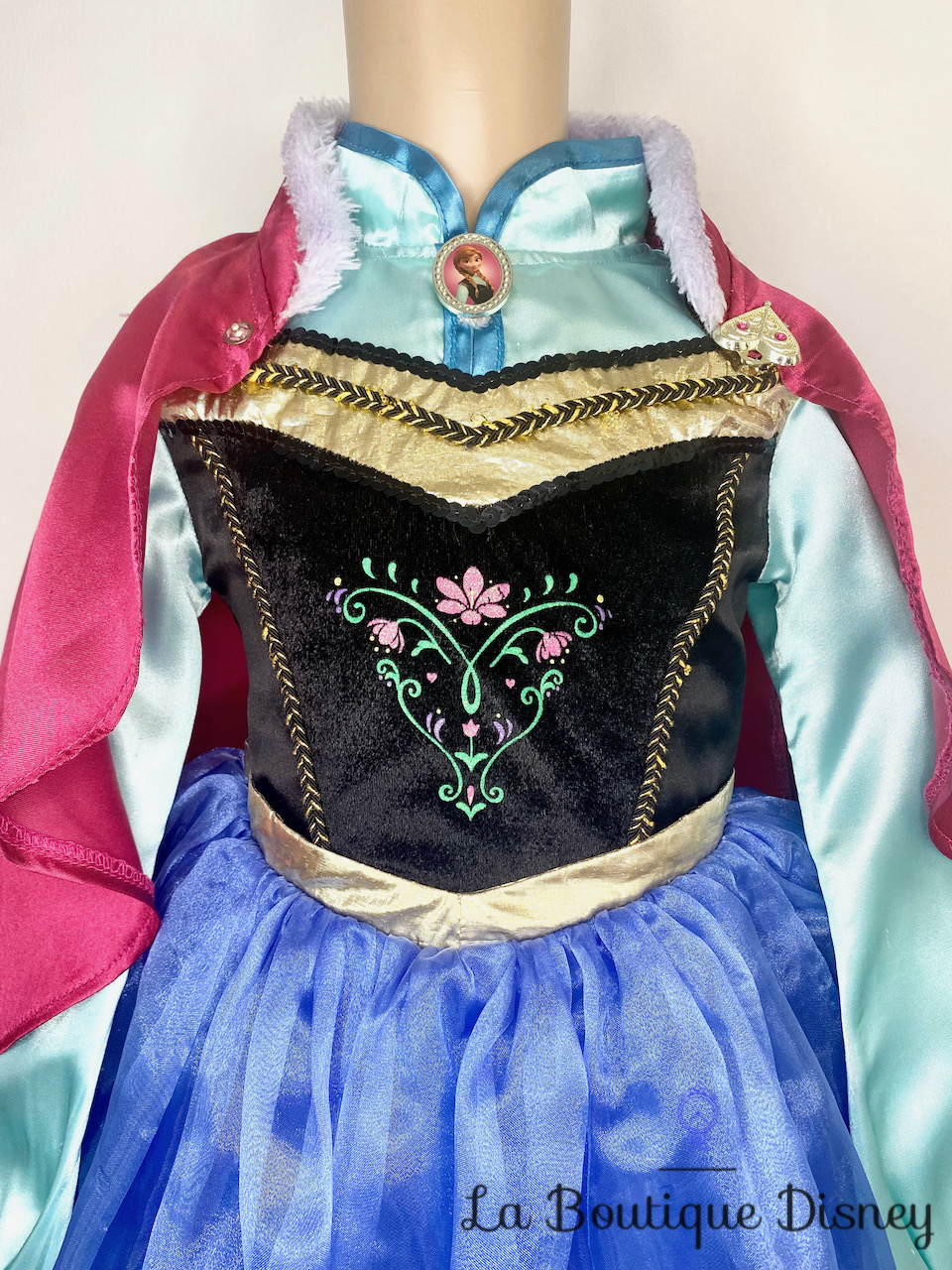 déguisement-anna-la-reine-des-neiges-disney-store-robe-princesse-bleu-cape-rose-7