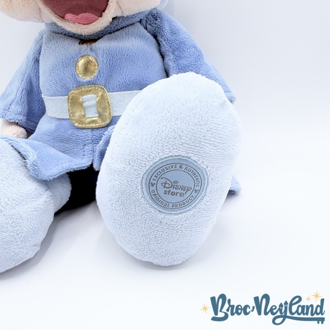 Peluche-Simplet-bleu-Disney-Store-Blanche-neige-et-les-sept-nains-couleur-écusson-40-cm (1)