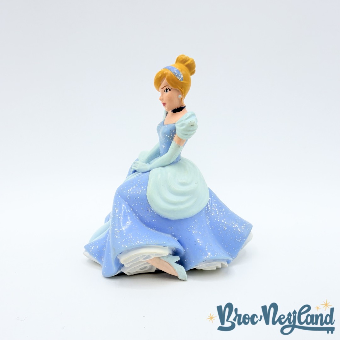 Figurine-Cendrillon-assise-Bullyland-Disney-princesse-bleu-paillettes-9-cm (5)