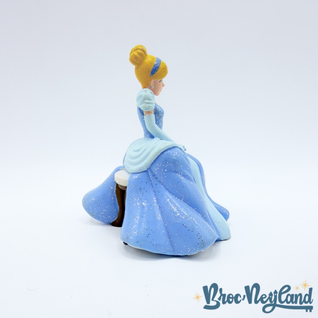 Figurine-Cendrillon-assise-Bullyland-Disney-princesse-bleu-paillettes-9-cm (2)