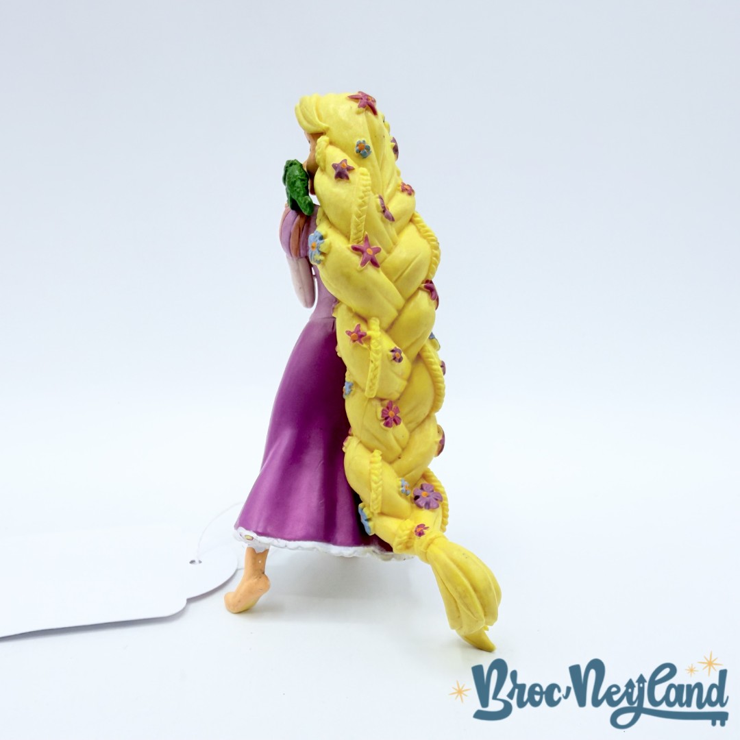 Figurine-Raiponce-Pascal-Disney-Bullyland-princesse-cheveux-longs-fleurs-11-cm (3)