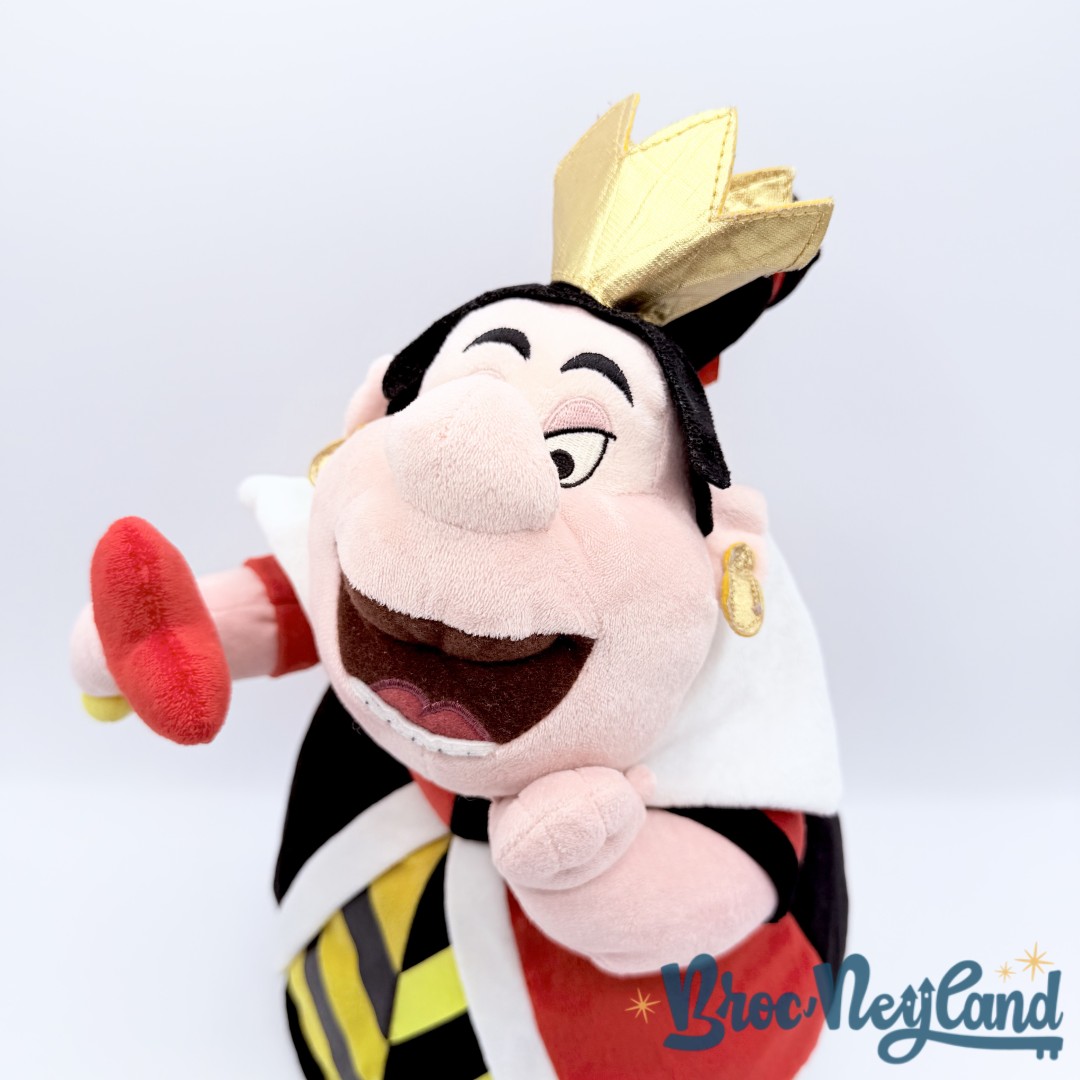 Peluche-Reine-de-Coeur-Disney-Store-Alice-au-pays-des-merveilles-écusson-40-cm (5)