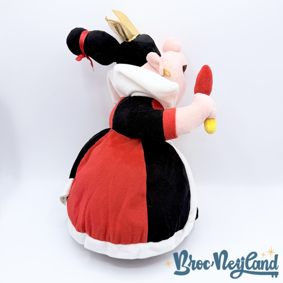 Peluche-Reine-de-Coeur-Disney-Store-Alice-au-pays-des-merveilles-écusson-40-cm (7)