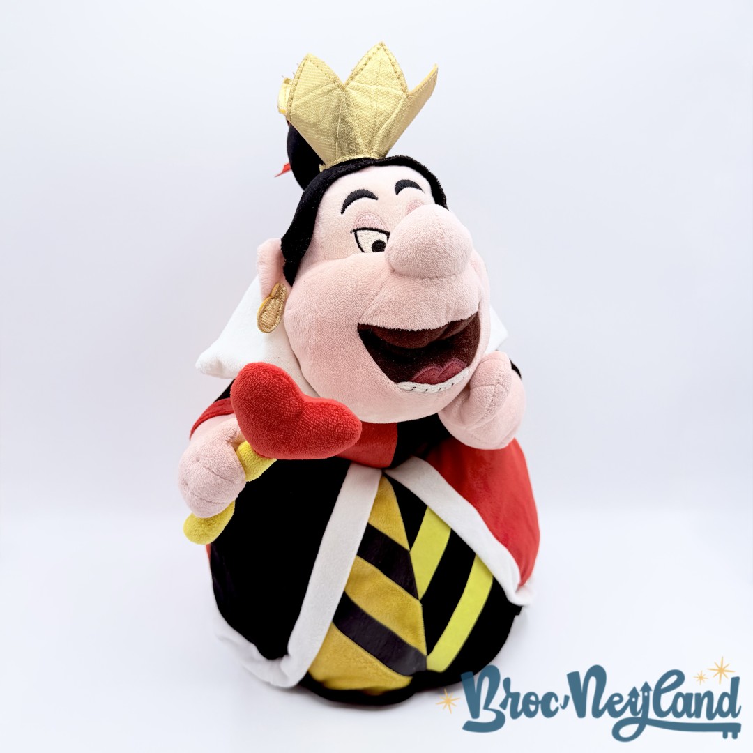 Peluche-Reine-de-Coeur-Disney-Store-Alice-au-pays-des-merveilles-écusson-40-cm (2)