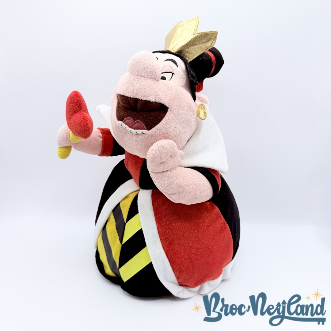 Peluche-Reine-de-Coeur-Disney-Store-Alice-au-pays-des-merveilles-écusson-40-cm (6)