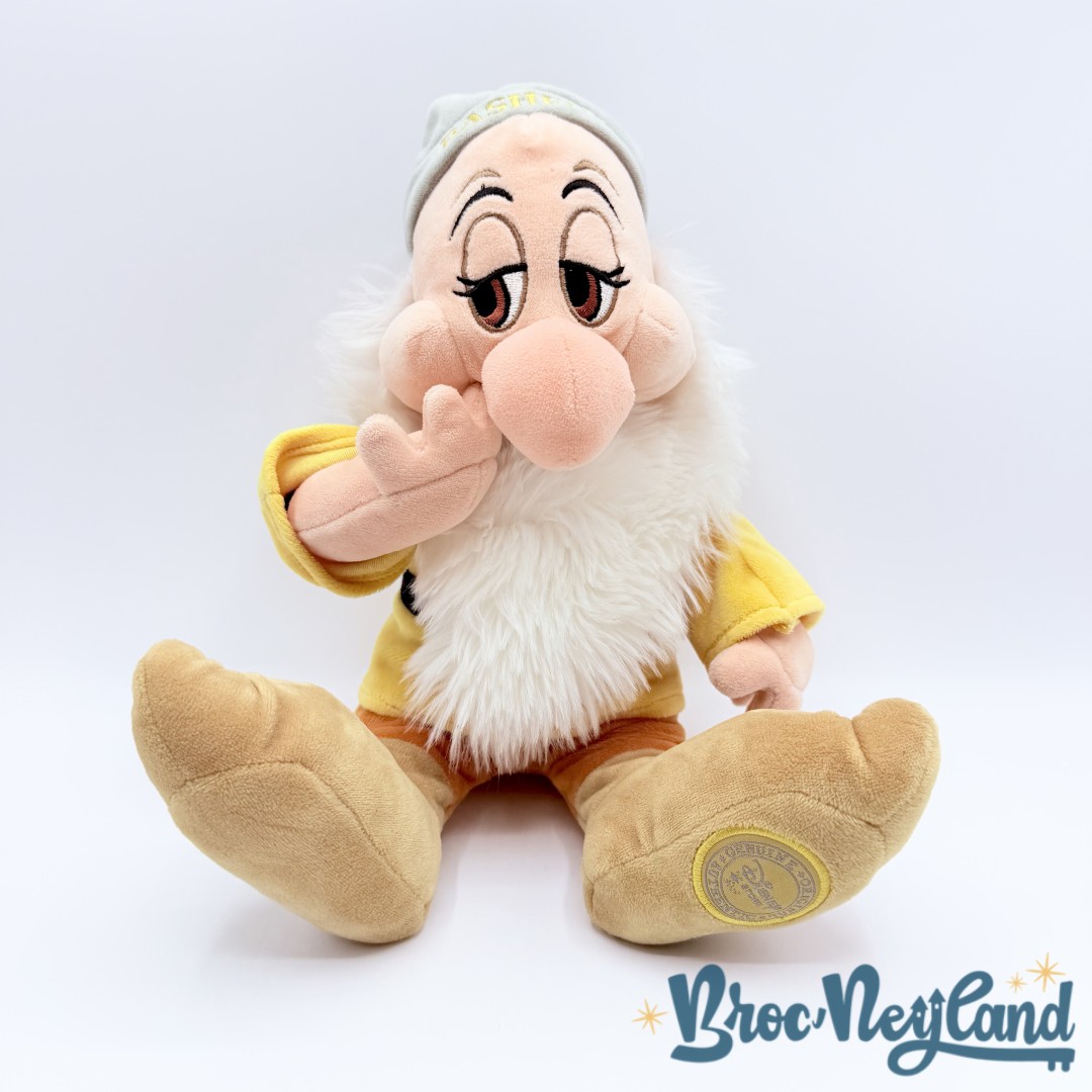 Peluche-Timide-Bashful-Disney-Store-2016-Blanche-Neige-et-les-sept-nains-écusson-38-cm (3)