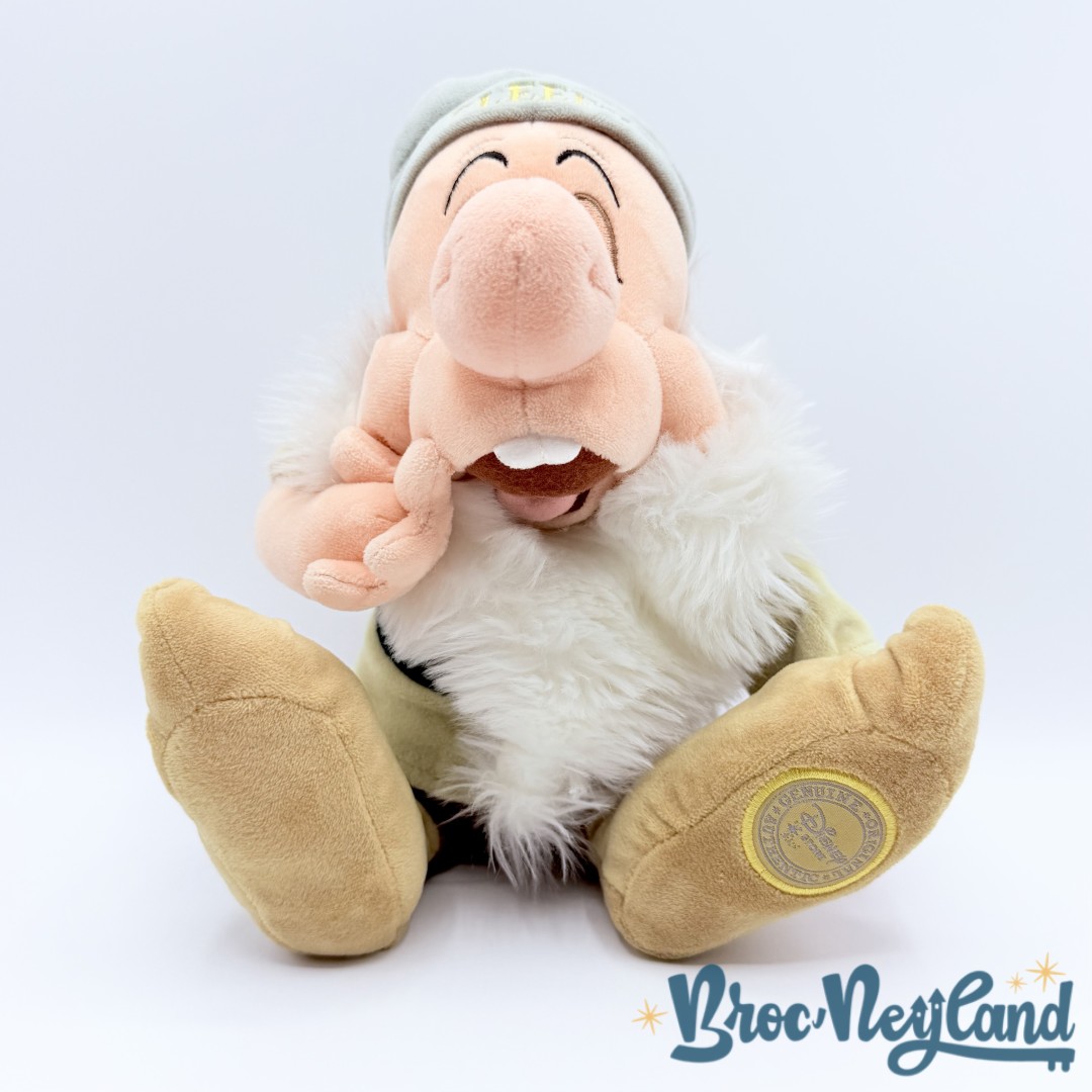 Peluche-Dormeur-Sleepy-Disney-Store-2016-Blanche-Neige-et-les-sept-nains-écusson-38-cm (4)