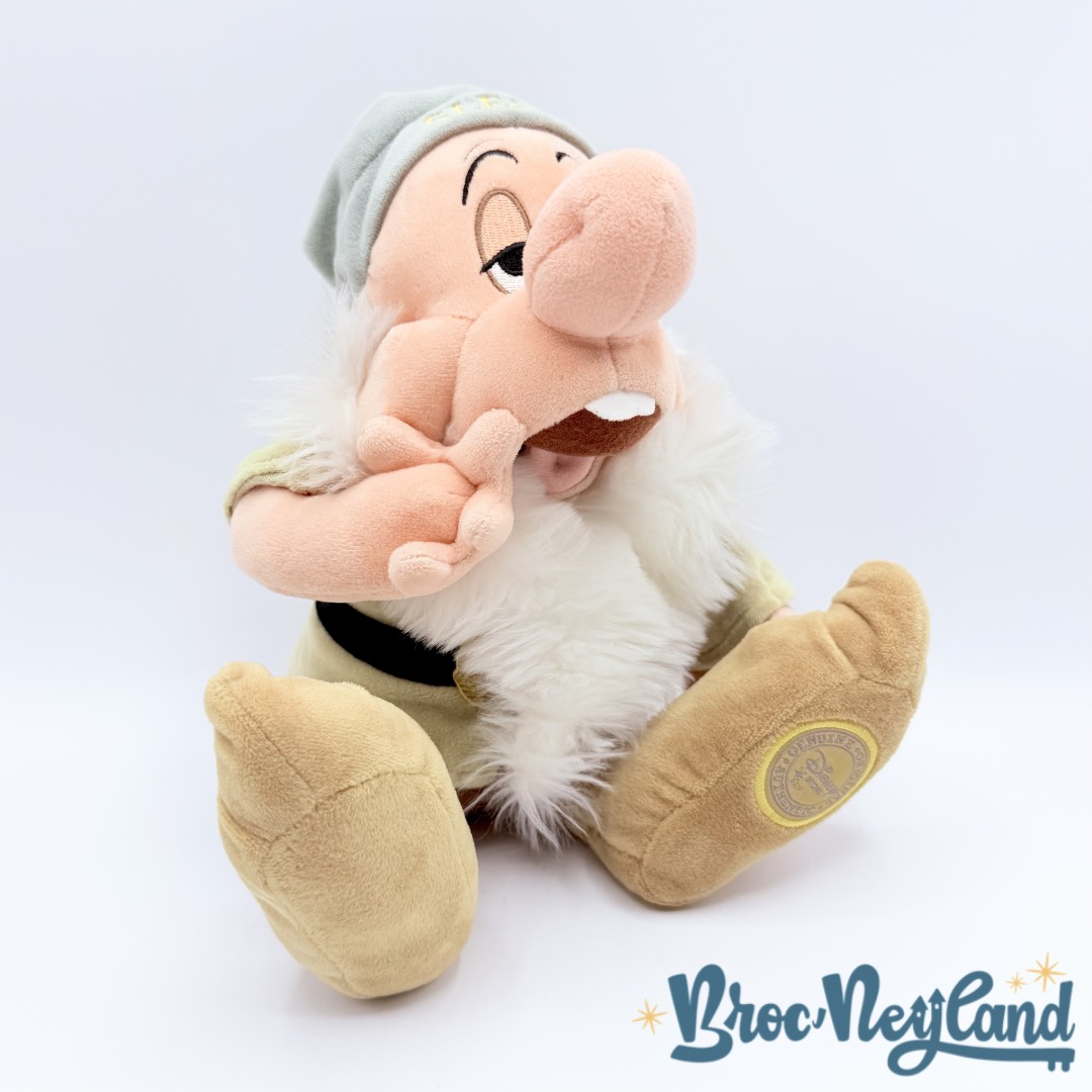 Peluche-Dormeur-Sleepy-Disney-Store-2016-Blanche-Neige-et-les-sept-nains-écusson-38-cm (3)