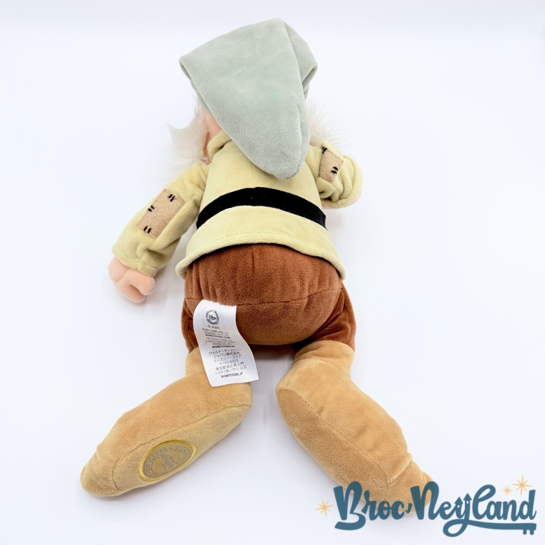 Peluche-Dormeur-Sleepy-Disney-Store-2016-Blanche-Neige-et-les-sept-nains-écusson-38-cm (6)