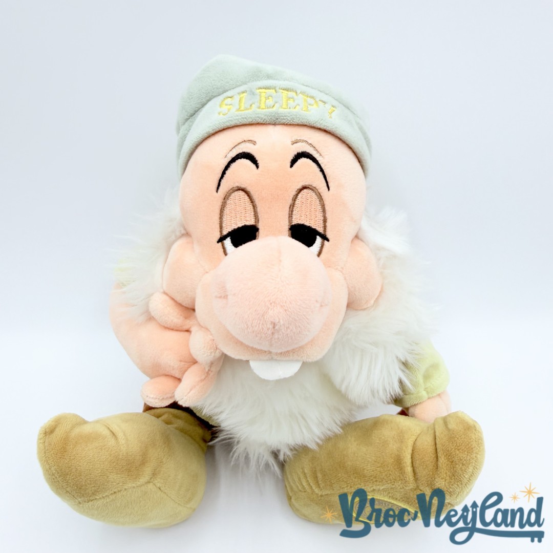 Peluche-Dormeur-Sleepy-Disney-Store-2016-Blanche-Neige-et-les-sept-nains-écusson-38-cm (2)