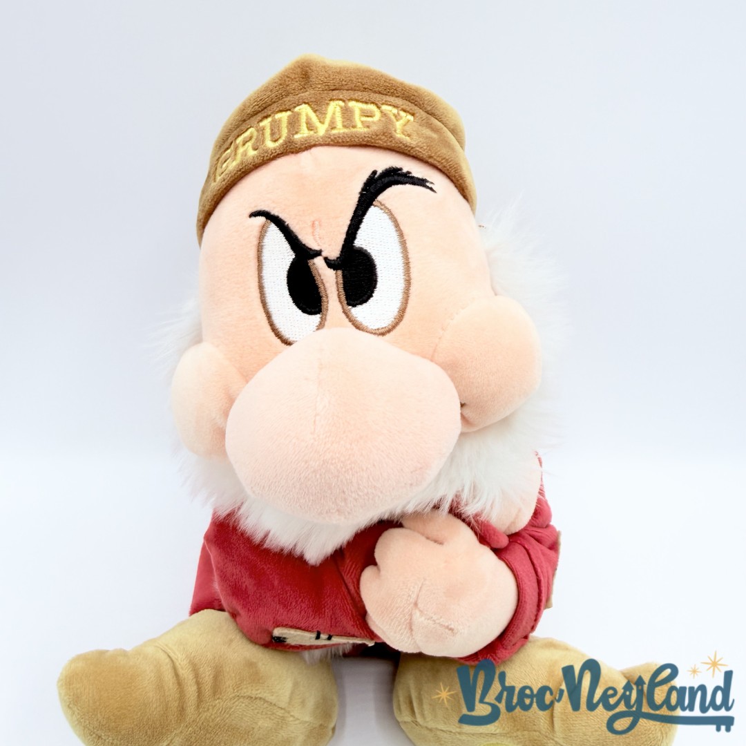 Peluche-Grincheux-Grumpy-Disney-Store-2016-Blanche-Neige-et-les-sept-nains-écusson-38-cm (6)