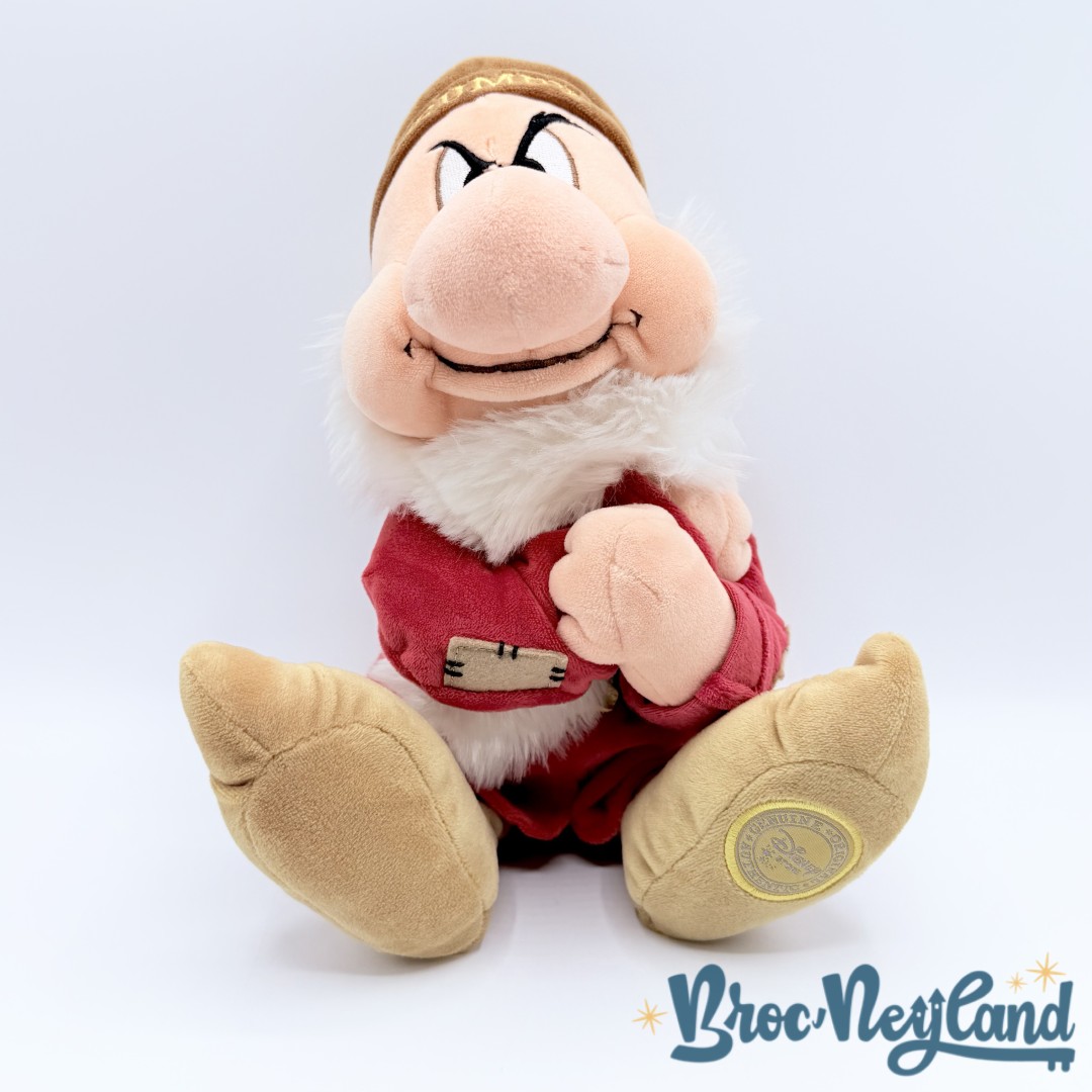 Peluche-Grincheux-Grumpy-Disney-Store-2016-Blanche-Neige-et-les-sept-nains-écusson-38-cm (3)