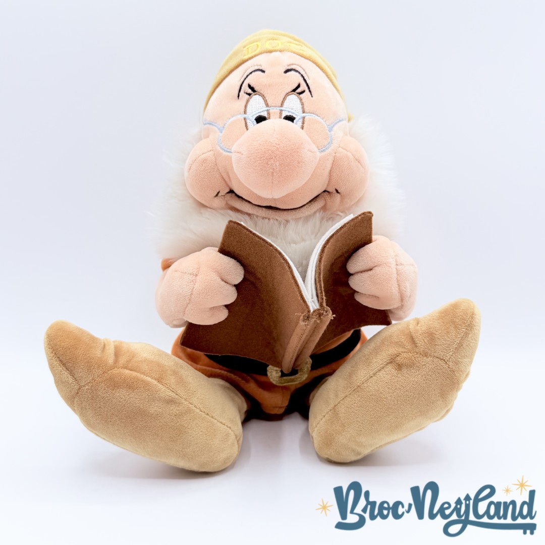 Peluche-Prof-Doc-Disney-Store-2017-Blanche-Neige-et-les-sept-nains-38-cm (3)