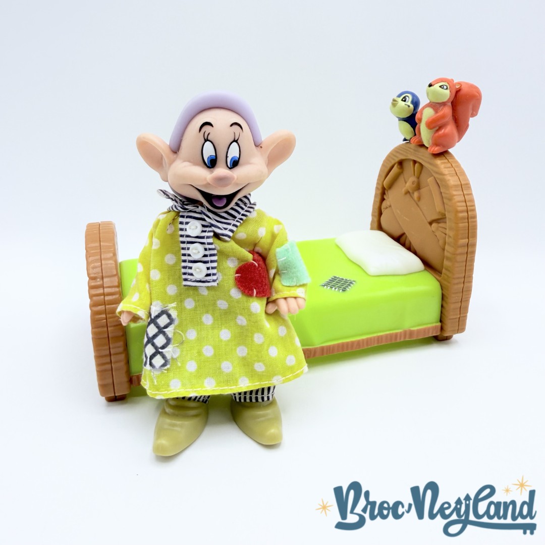 Mini-Poupée-simplet-et-son-lit-Disney-Princess-Blanche-Neige-et-les-7-nains-pyjama-12-cm (3)