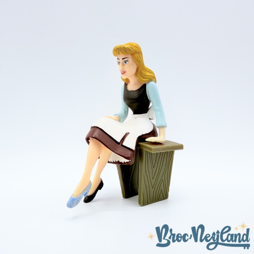 Figurine-Cendrillon-Robe-de-Travail-Disney-Bully-princesse-assise-8-cm (2)