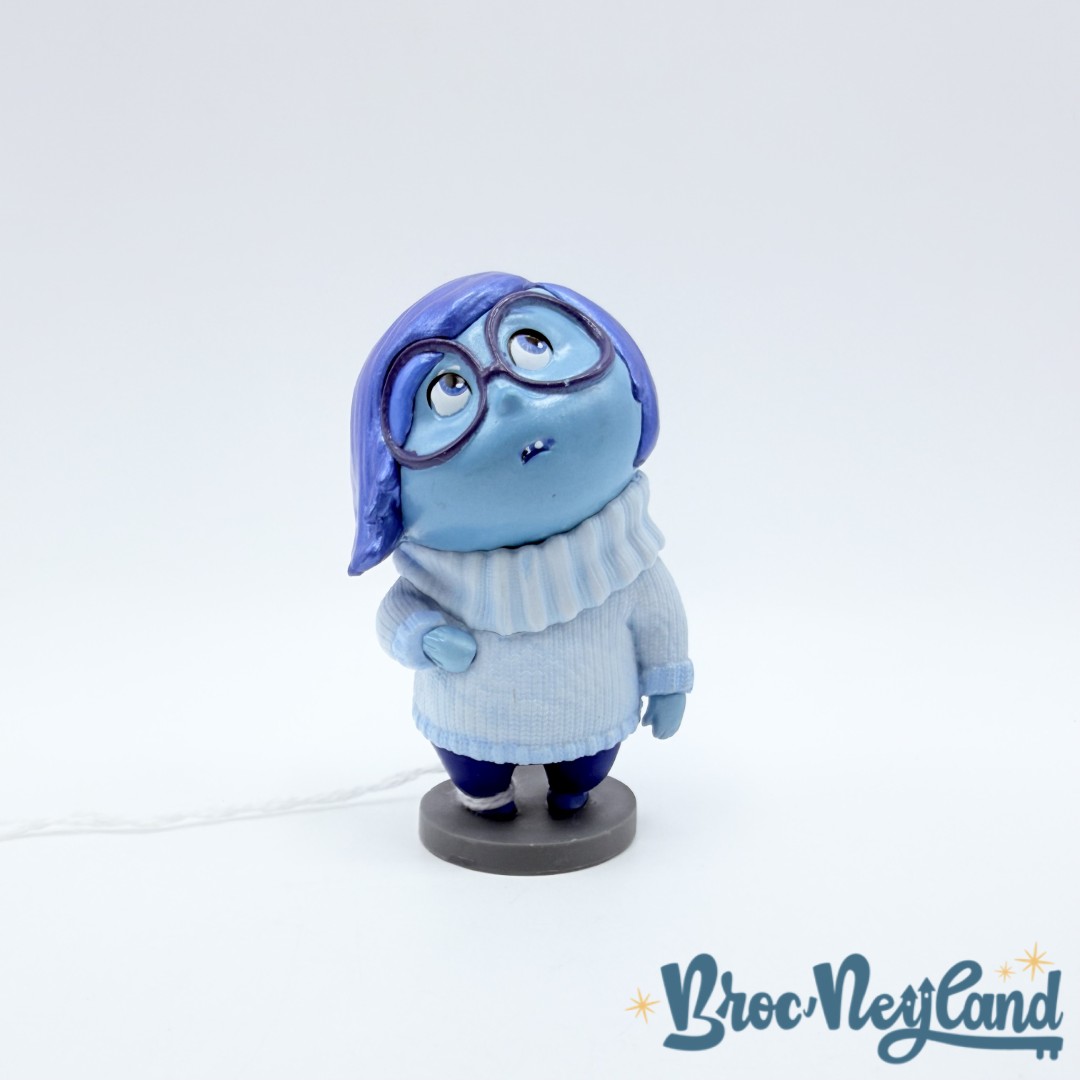 Figurine-Tristesse-Vice-Versa-Disney-Store-Playset-émotion-bleu-8-cm (1)