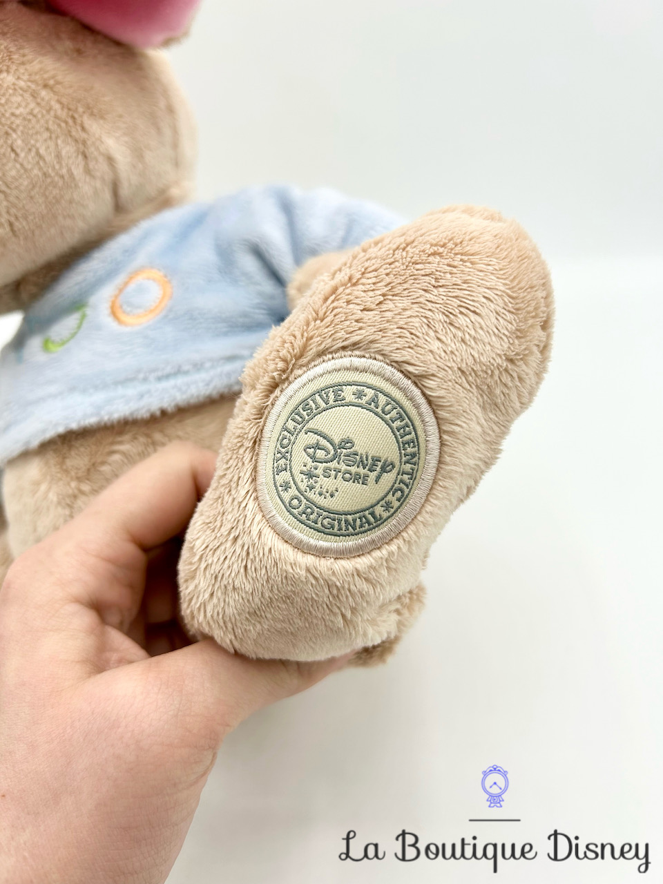 peluche-petit-gourou-disney-store-kangourou-winnie-ourson-roo-écusson-4