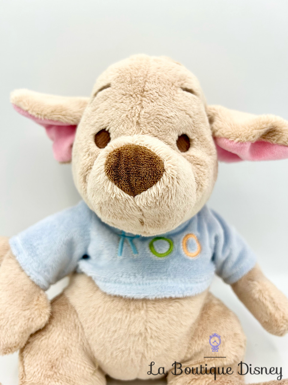 peluche-petit-gourou-disney-store-kangourou-winnie-ourson-roo-écusson-0