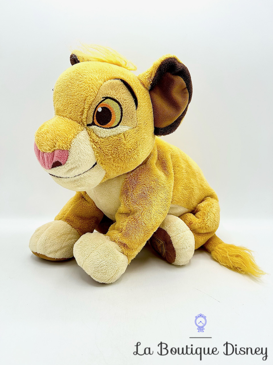 peluche-simba-le-roi-lion-disney-store-2012-écusson-jaune-3