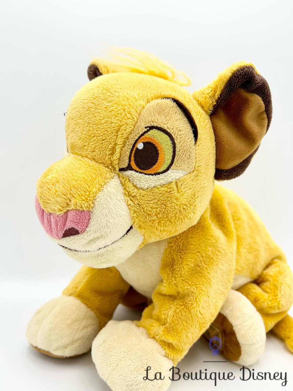 peluche-simba-le-roi-lion-disney-store-2012-écusson-jaune-2