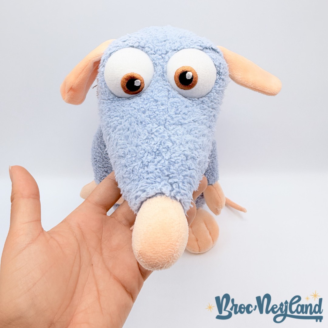Peluche-Rémy-Ratatouille-Disney-Store-Exclusive-rat-bleu-écusson-38-cm (2)