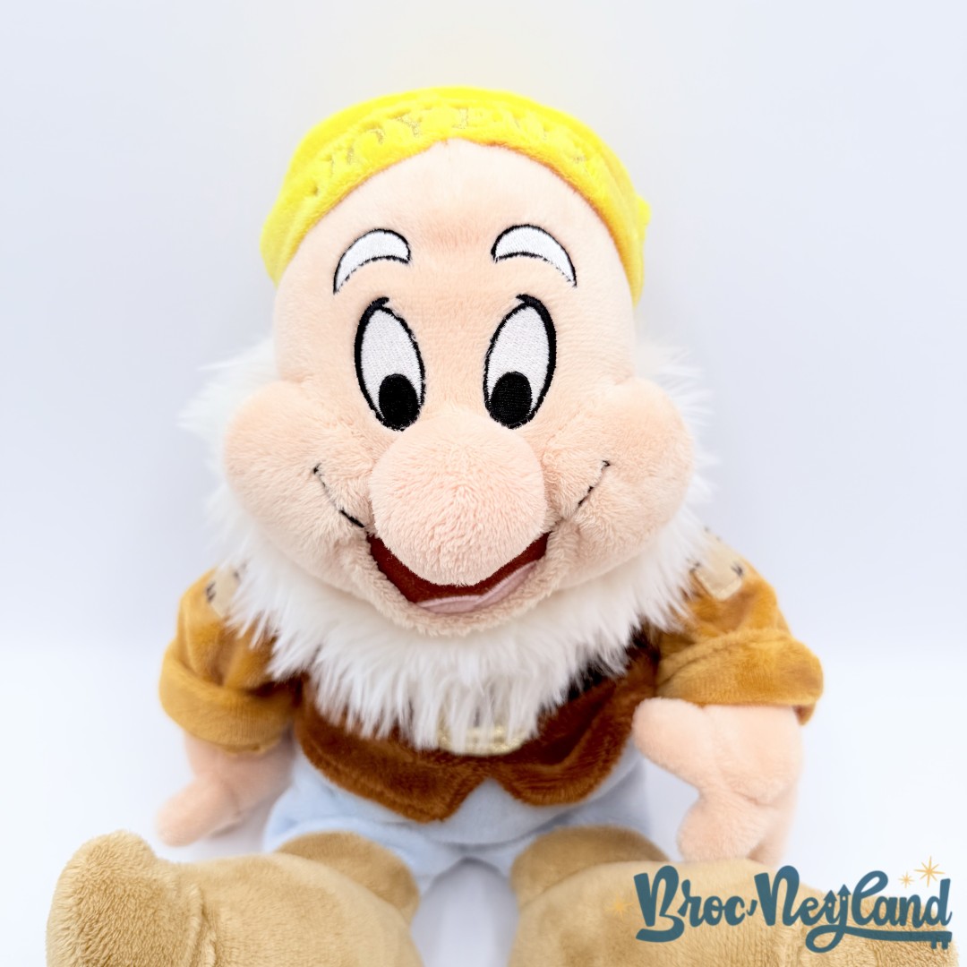 Peluche-Joyeux-Happy-Disney-Store-Exclusive-Blanche-Neige-et-les-sept-nains-écusson-35-cm (3)