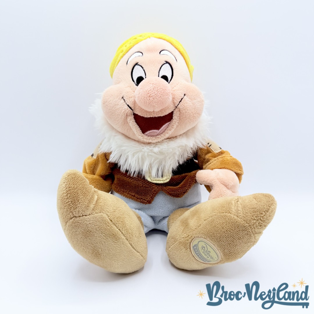 Peluche-Joyeux-Happy-Disney-Store-Exclusive-Blanche-Neige-et-les-sept-nains-écusson-35-cm (4)