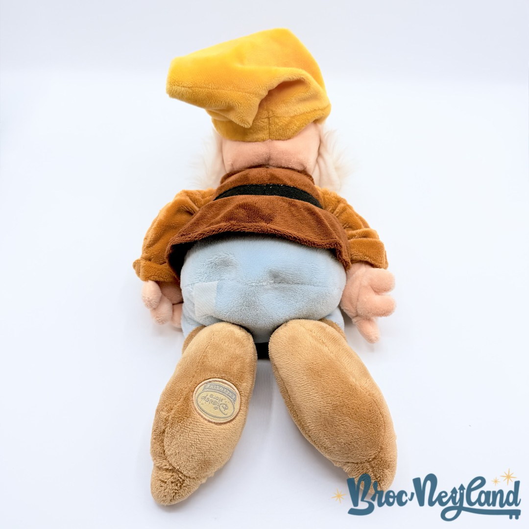 Peluche-Joyeux-Happy-Disney-Store-Exclusive-Blanche-Neige-et-les-sept-nains-écusson-35-cm (5)