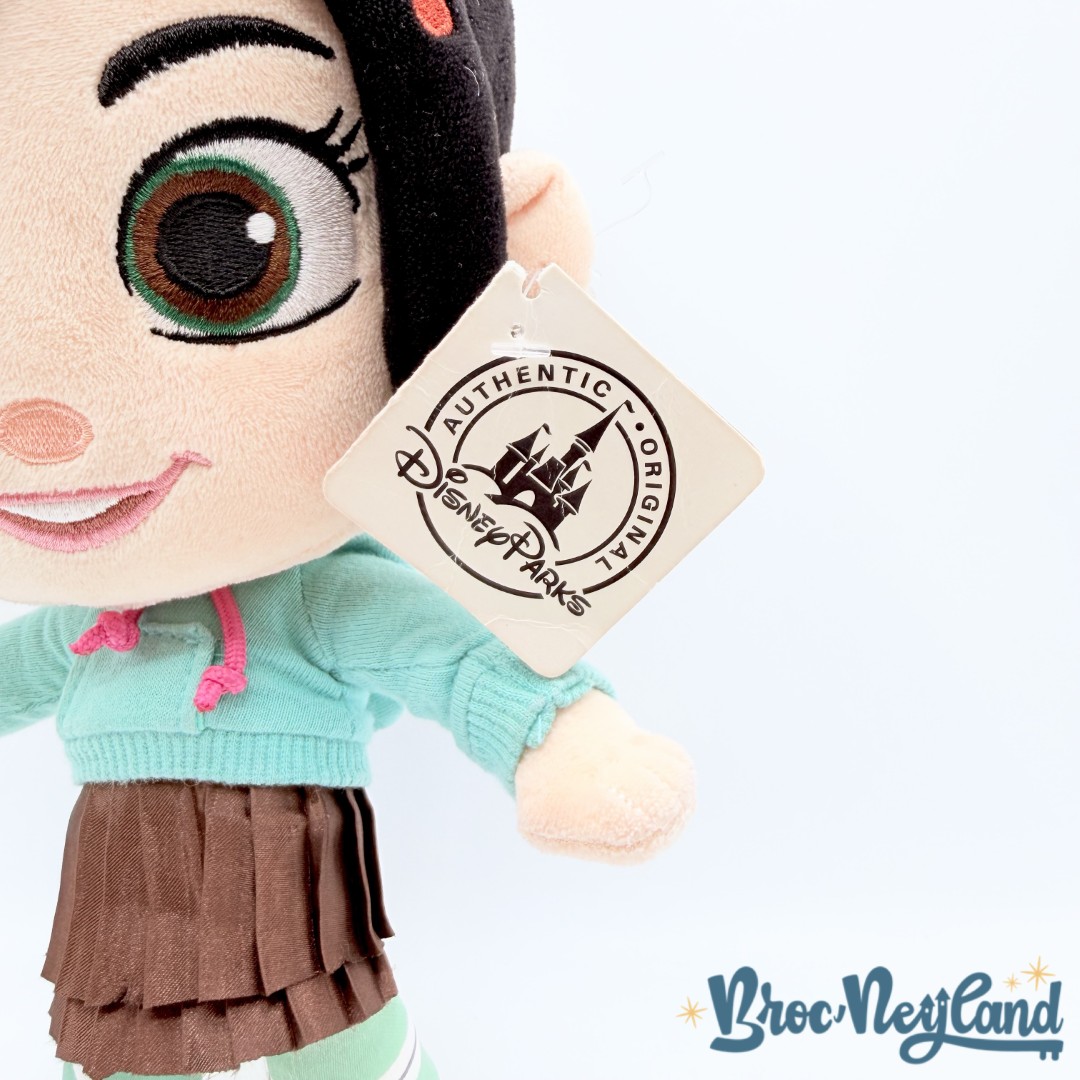 Peluche-Vanellope-von-Schweetz-Les-Mondes-de-Ralph-Disneyland-Disney-Parks-fille-bonbons-24-cm (4)