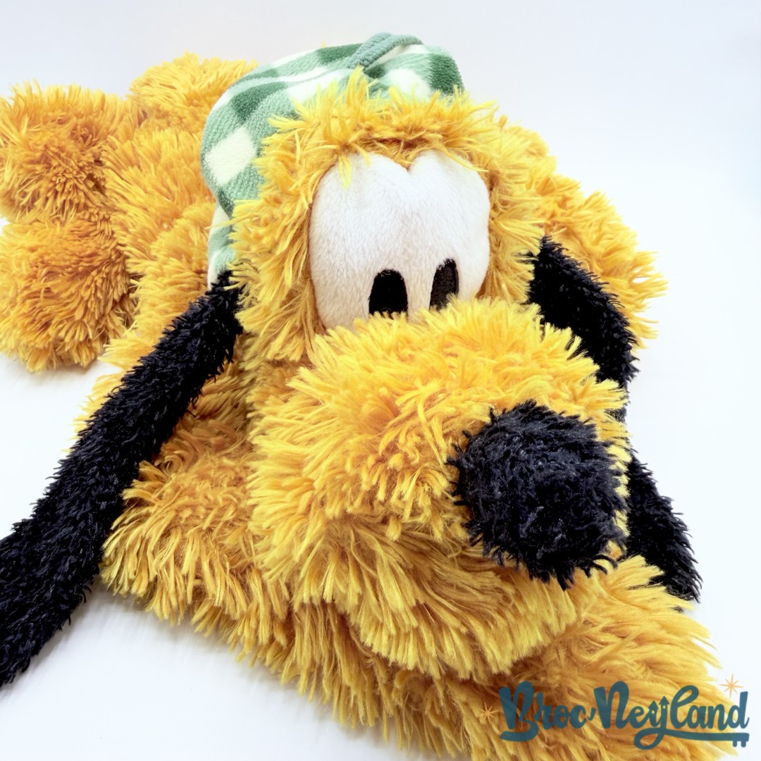 Peluche-Range-Pyjama-Pluto-Disneyland-Paris-Disney-chien-jaune-bonnet-58-cm (1)
