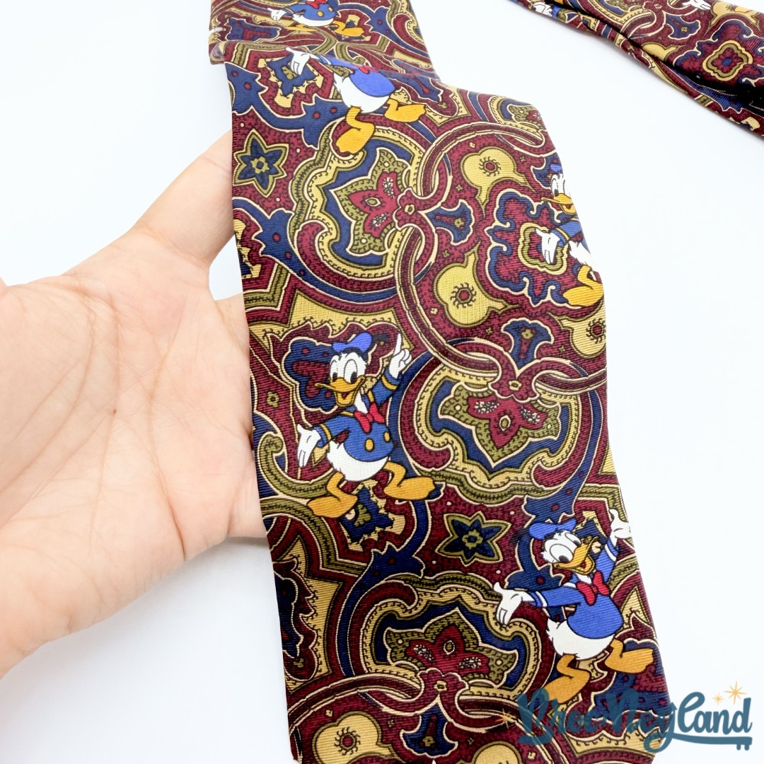 Cravate-Donald-Duck-The-Disney-Store-bordeau-baroque (1)