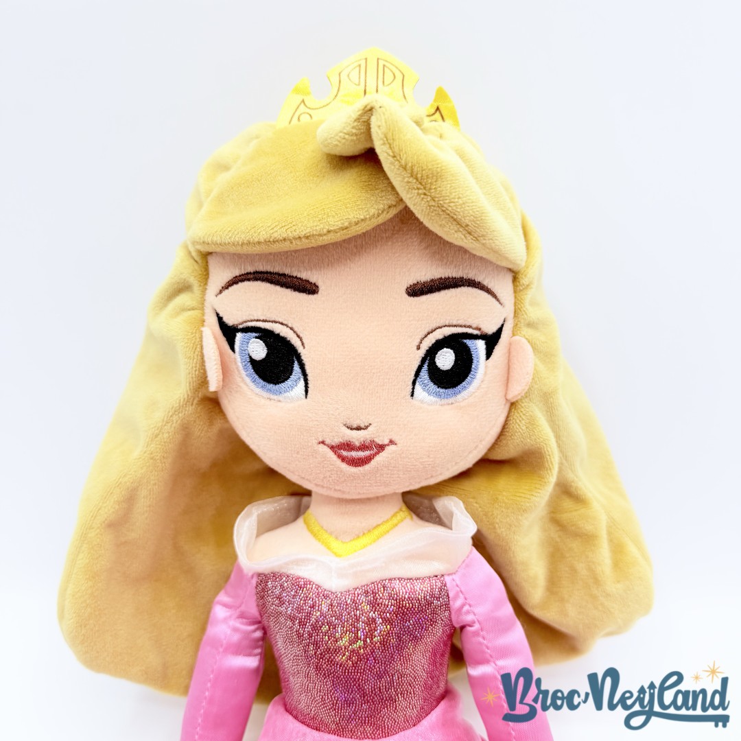Poupée-chiffon-Aurore-La-Belle-au-Bois-Dormant-disney-Store-2022-peluche-princesse-rose-40-cm (2)