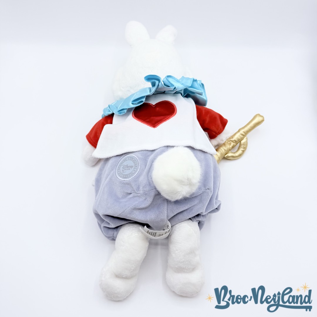 Peluche-Lapin-Blanc-Disney-Store-Alice-au-pays-des-merveilles-trompette-écusson-42-cm (1)
