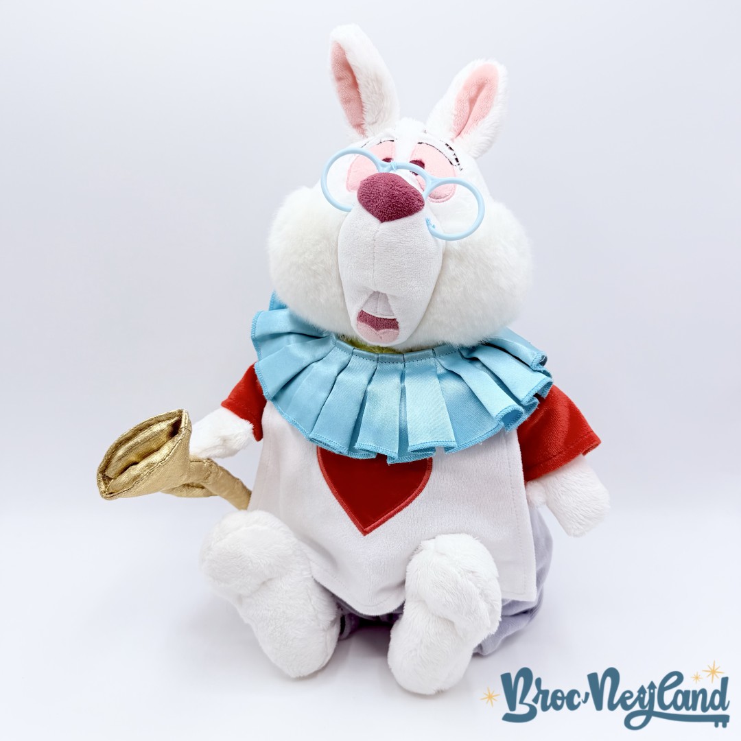 Peluche-Lapin-Blanc-Disney-Store-Alice-au-pays-des-merveilles-trompette-écusson-42-cm (2)