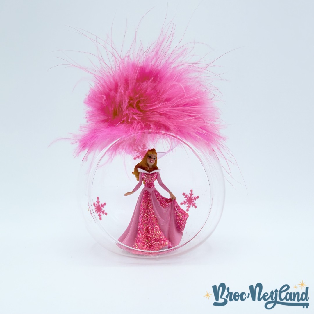 Boule-Noël-Aurore-Plume-La-Belle-au-Bois-Dormant-Disneyland-Paris-Disney-ornement-suspension-verre (1)