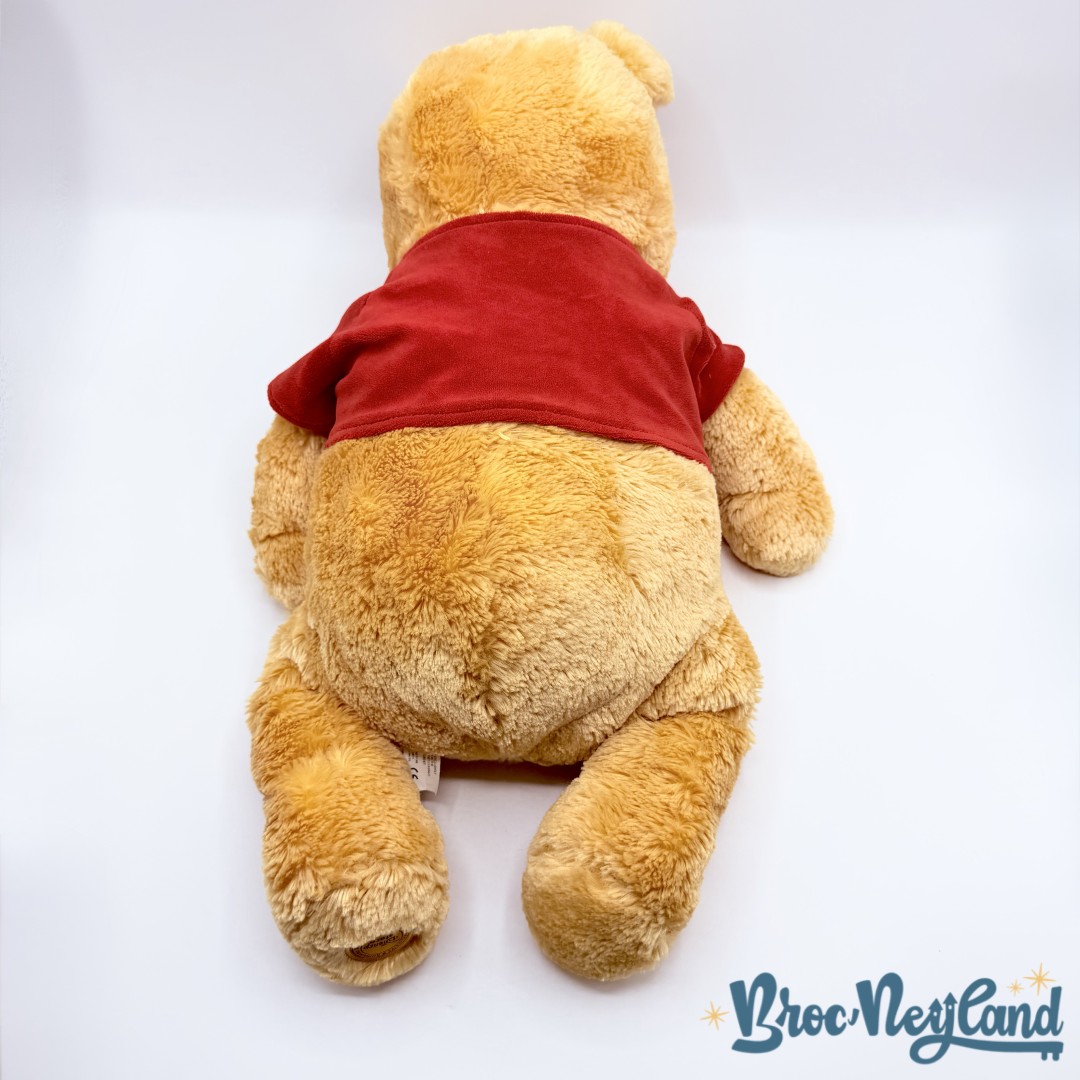 Peluche-Winnie-ourson-poils-longs-Disney-Store-jaune-écusson-52-cm (2)