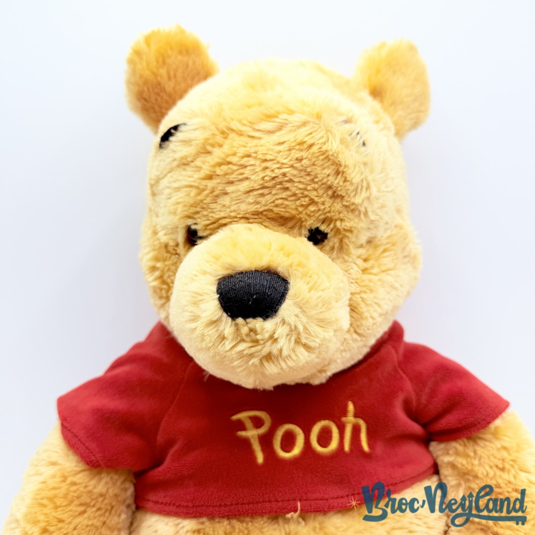 Peluche-Winnie-ourson-poils-longs-Disney-Store-jaune-écusson-52-cm (6)
