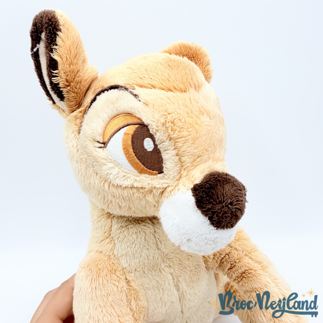 Peluche-Bambi-Disney-Store-écusson-assis-32-cm (3)