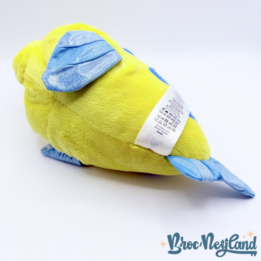Peluche-Polochon-La-Petite-Sirène-Disney-Store-2023-poisson-jaune-bleu-paillettes-40-cm (1)