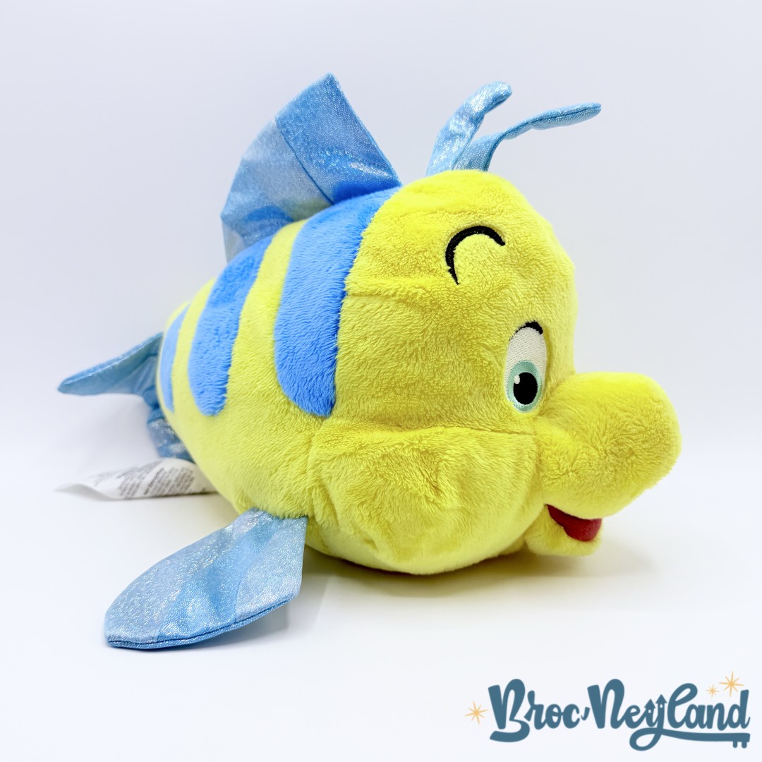 Peluche-Polochon-La-Petite-Sirène-Disney-Store-2023-poisson-jaune-bleu-paillettes-40-cm (2)