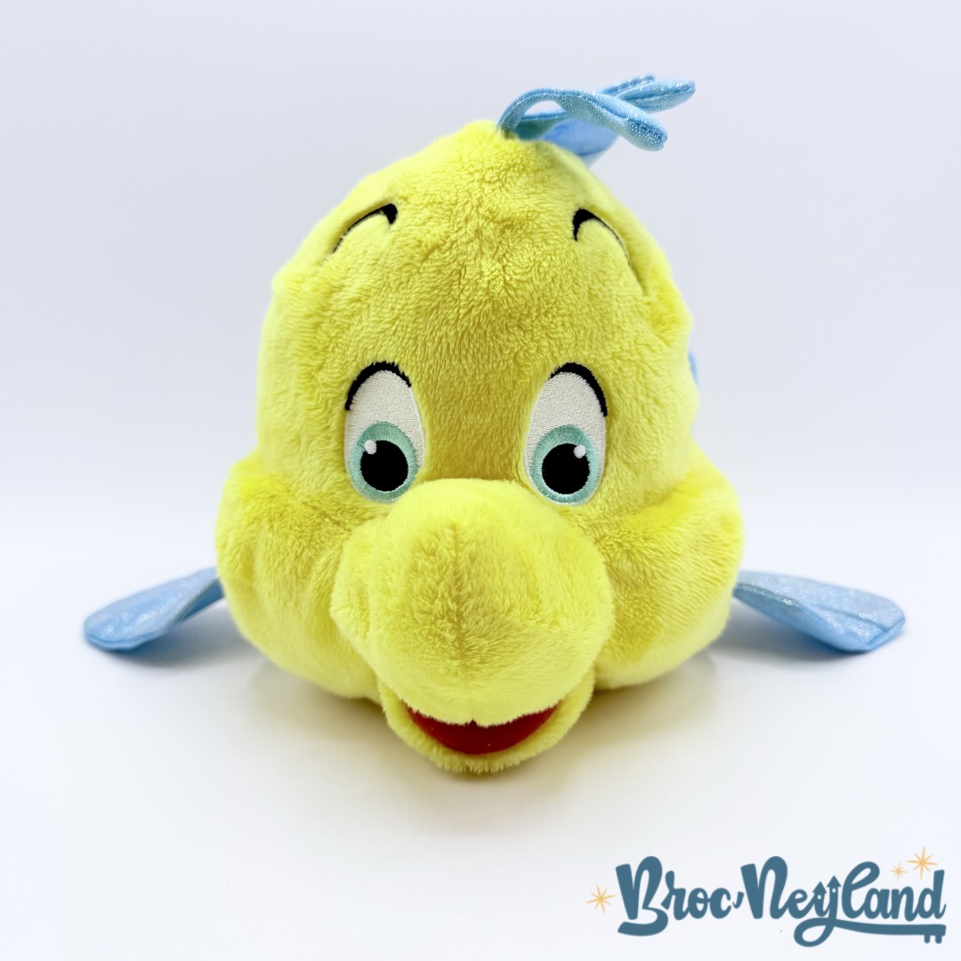 Peluche-Polochon-La-Petite-Sirène-Disney-Store-2023-poisson-jaune-bleu-paillettes-40-cm (4)