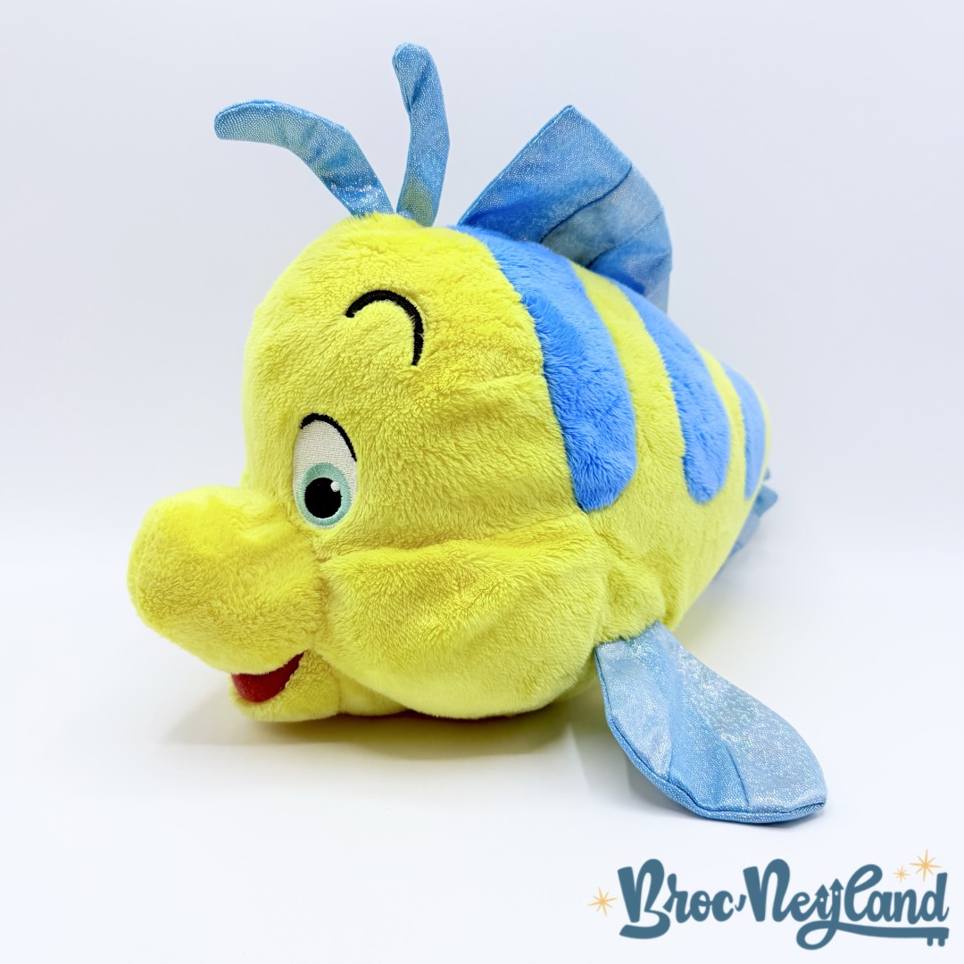 Peluche-Polochon-La-Petite-Sirène-Disney-Store-2023-poisson-jaune-bleu-paillettes-40-cm (5)