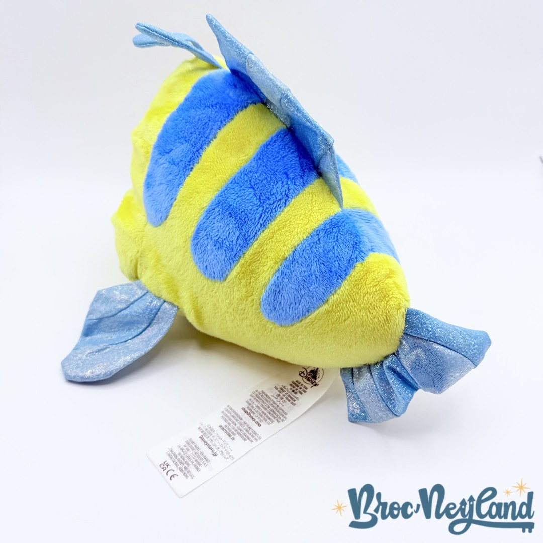 Peluche-Polochon-La-Petite-Sirène-Disney-Store-2023-poisson-jaune-bleu-paillettes-40-cm (3)