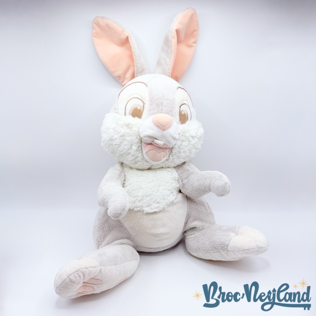 Peluche-Panpan-XXL-Disney-Store-Bambi-lapin-gris-écusson-grand-format-68-cm (4)