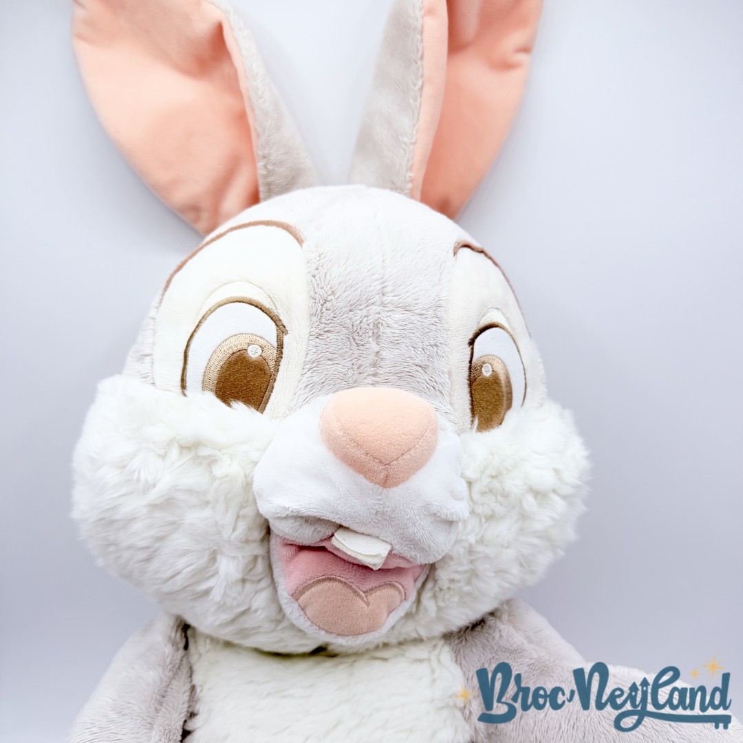 Peluche-Panpan-XXL-Disney-Store-Bambi-lapin-gris-écusson-grand-format-68-cm (2)