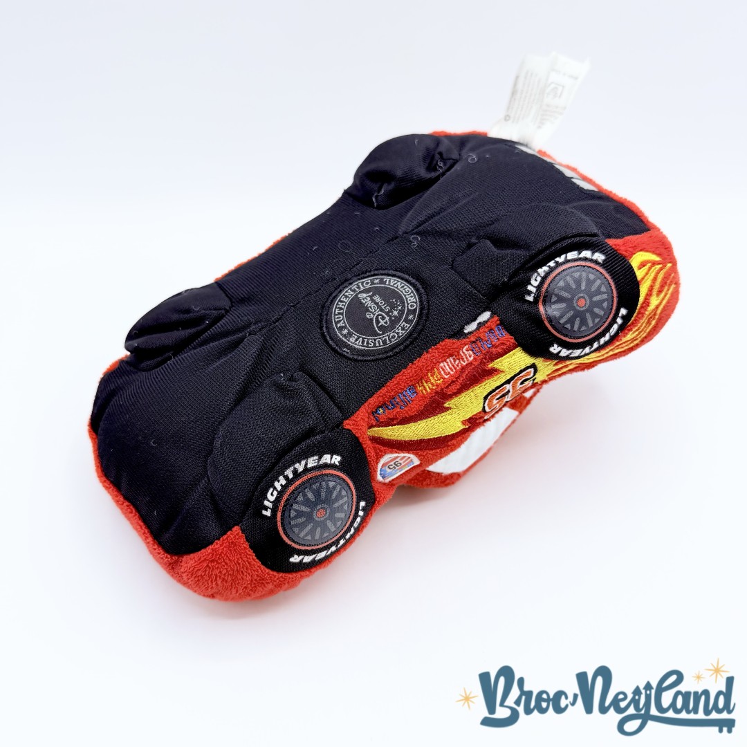 Peluche-Flash-McQueen-Cars-Disney-Store-écusson-voiture-rouge-course-23-cm (1)
