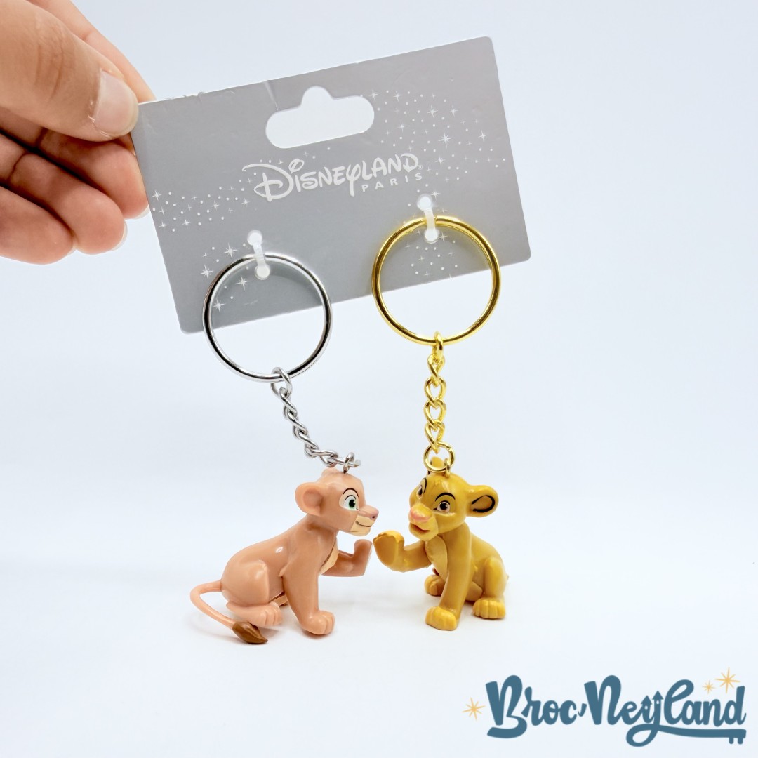 Porte-clés-Simba-Nala-Le-Roi-Lion-Disneyland-Paris-2024-Disney-duo (1)
