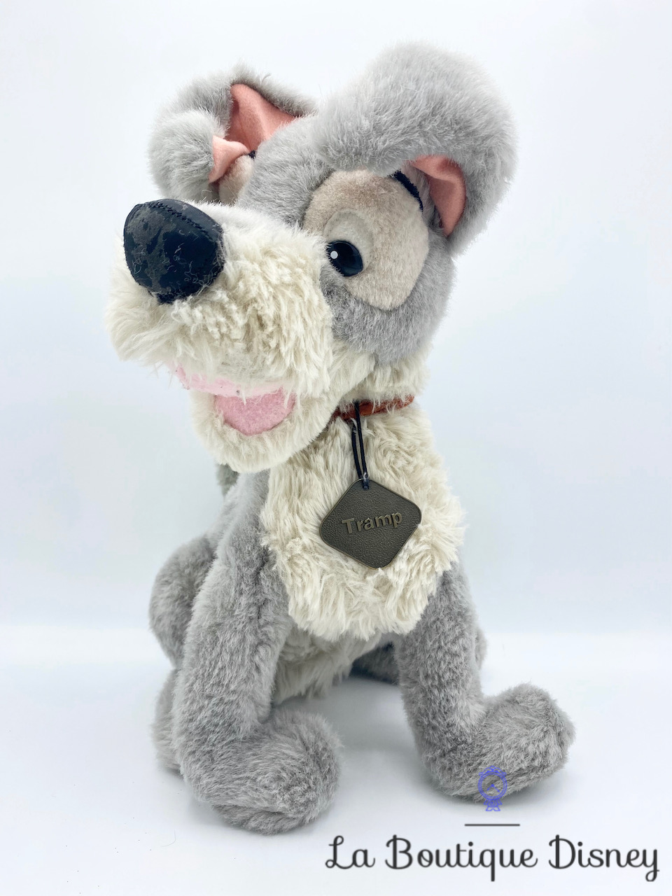 Peluche Clochard Tramp Disney La Belle et le Clochard chien gris collier métal vintage 36 cm